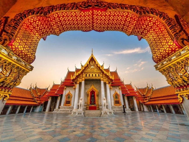 Le Grand Palais à Bangkok, Thaïlande, avec son architecture majestueuse et ses détails dorés, symbole de la culture thaïlandaise.