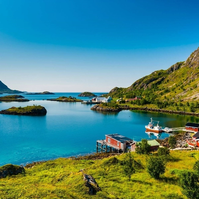 Côte norvégienne magnifique avec des bateaux amarrés dans l'eau, offrant un paysage serein et pittoresque.