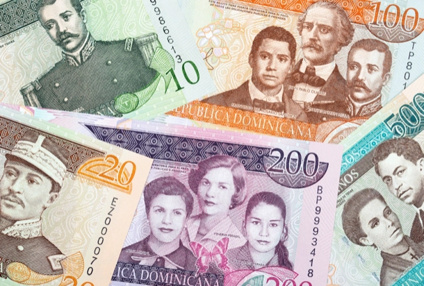 The image shows various banknotes from the Dominican Republic with their corners overlapped, displaying denominations of 100 and 200. The banknotes have intricate patterns and are multicolored, which could indicate security features to prevent counterfeiting. This image might be relevant for discussions on currency design, security features in banknotes, or the economy of the Dominican Republic. user imagen describi ingles dos lineas